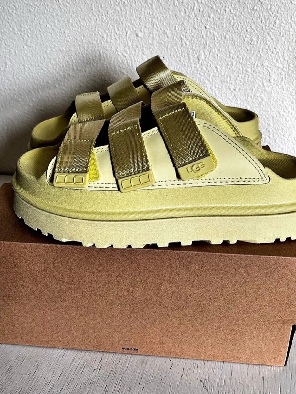 UGG GoldenGlow Sandals Slides Yellow US 8